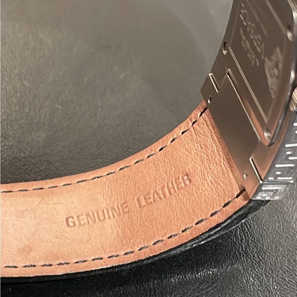 Womens Versace Watch w/ Leather Band - Picture 10 of 12